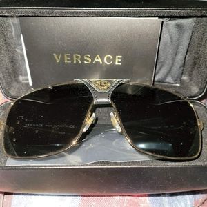 It's too big for my face and I'm willing to trade for the jordan 5 unc size 12